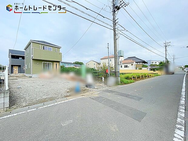 【前面道路含む現地写真】1号棟・嬉しい仕様がたくさん!システムキッチン、浴室乾燥機、パントリー、床下収納、防犯カメラ、TVモニター付きインターホン、人感センサー付玄関灯、全居室ペアガラス、駐車2台可(車種による)♪