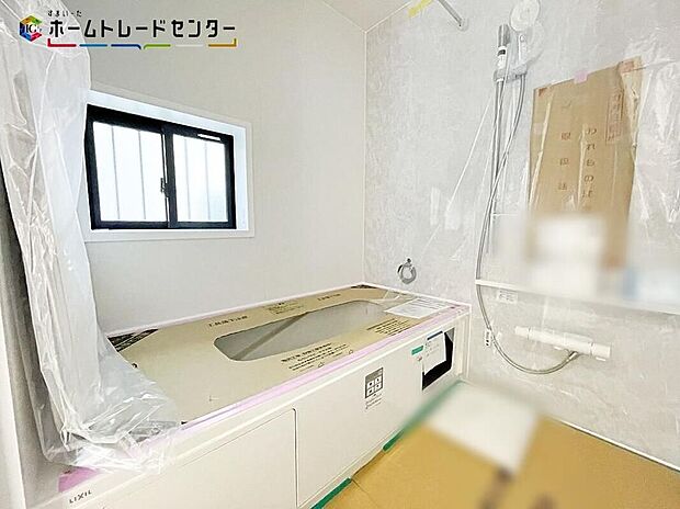 【浴室】窓付きのバスルーム。陽射し差し込む明るい環境は、日中の入浴も気持ち良くお使い頂けそうです。一日の疲れを洗い流せるような憩いの空間ですね。窓があることで、換気環境も良好です。掃除もスムーズに出来ます。