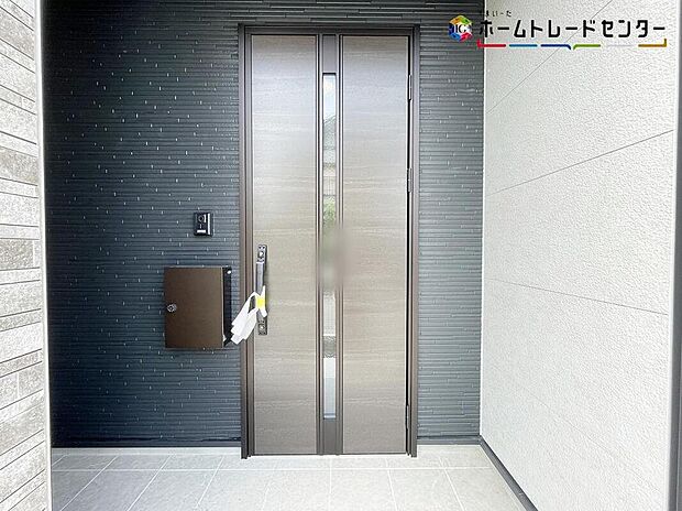 【玄関】玄関ポーチには屋根がついているので雨でも玄関前で濡れずにお出かけ準備が出来ます。セキュリティを高められるTVモニター付きインターフォンが標準装備です！
