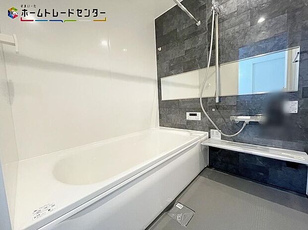 【浴室】ひろびろ１坪サイズのバスルーム。半身浴もできるひろびろな浴槽です。１日の疲れた体を癒せます。入浴後の水滴や湿気を排出し、カビの発生や臭いを抑制する換気乾燥暖房機。雨の日の洗濯物にも効果的です。