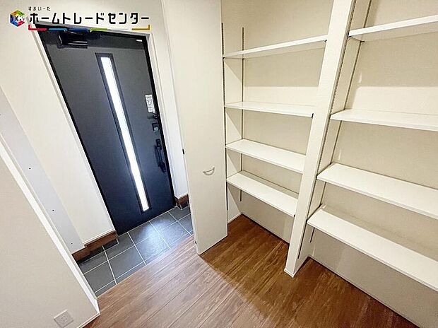 【玄関】１号棟訪れる人を優しく迎える、スタイリッシュな玄関。開放感のある玄関ホール。温もり感じるフローリング仕様ですので、ご家族やお客様を温かく迎えてくれます。