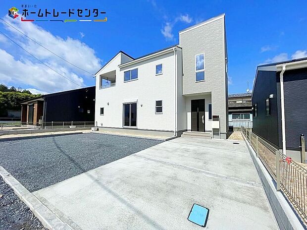 【現地外観写真】２号棟一戸建ての大きなメリットは、「自分の土地」を自由に使えること。好きなペットが飼えるほか、ガーデニングやＤＩＹ、車の手入れなど様々な趣味を楽しめます♪