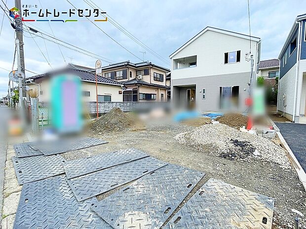 【現地外観写真】１号棟
交通量が少ない住宅街なので、雨の日でも車の走行音も気になりません。平日・お仕事帰りなど、いつでもご案内致します！お気軽にお問い合わせ下さい♪お持ちしております！