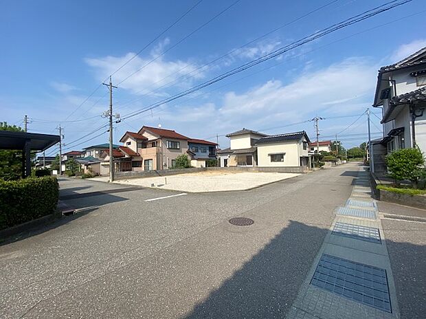 【現地写真】前面道路幅は各6mございます!車が楽にすれ違える幅ありますので、安心して駐車可能です。また角地のため、圧迫感が少なく快適な前面環境になっております◎