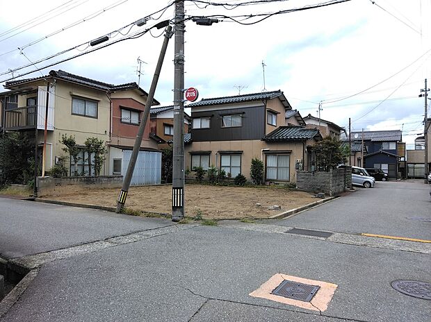 【現地写真】前面道路幅は約6mのゆったり幅!車同士のすれ違いもラクラクで、駐車が苦手な方でも安心です!来客時にも落ち着いて駐車できます。