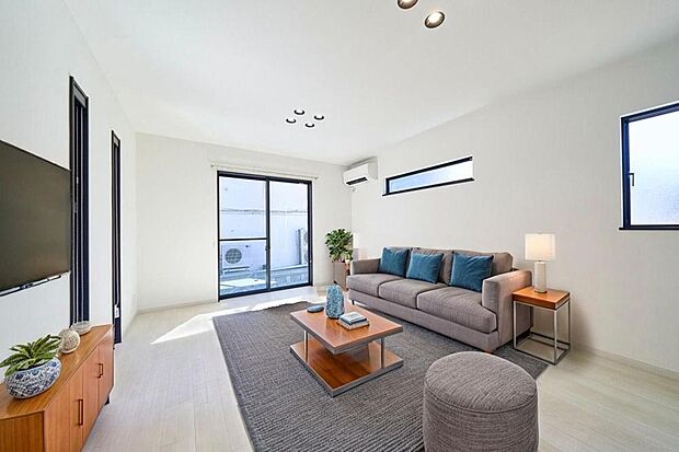 【施工例】明るい掃き出し窓があるリビングは、開放感とぬくもりが調和した空間!日中は陽の光で明るく、夜は照明でやさしく包まれます。
※家具等の配置はイメージです。