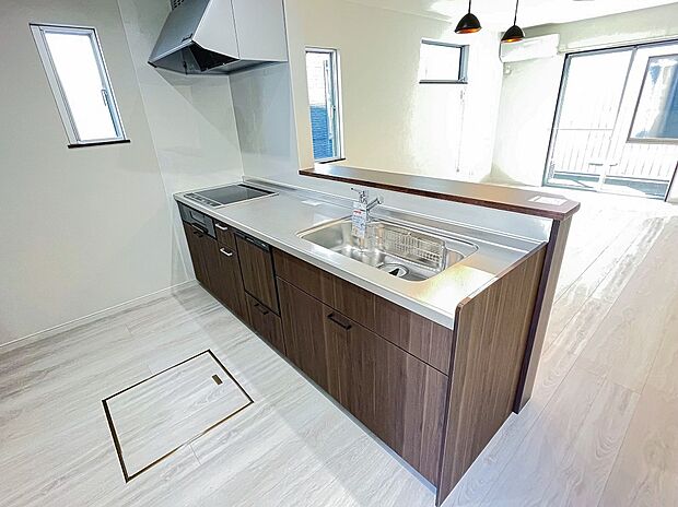 【キッチン】使い勝手の良いシステムキッチンは大容量の収納スペースと家事時短できる食洗器付きです。