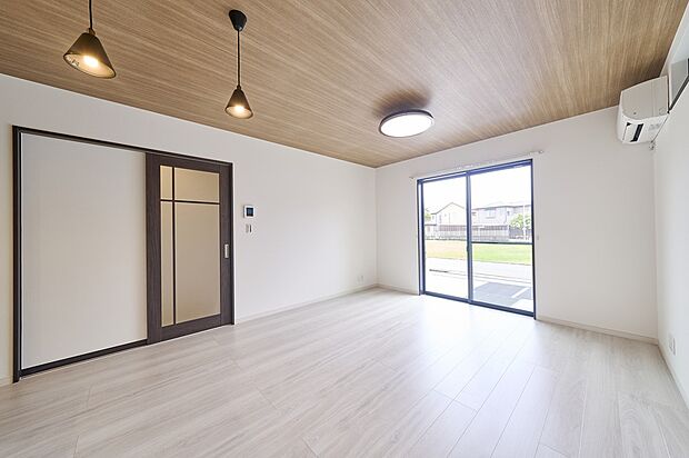 【リビング】リビングには大きな掃き出し窓がございます。自然光を採り入れ家族団らんスペースを明るくしてくれます!