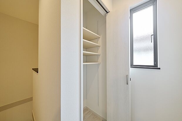 【2階ホール物入】2階ホールには可動棚式の物入を完備!2階で使用するものは2階で保管できるのでとても便利です。