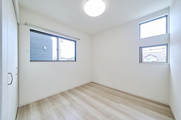 【洋室】洋室は2つご用意！ご家族のライフスタイルに合わせてお子様のお部屋やご主人様の書斎としてもご活用できます。収納力も抜群なのでお部屋をスッキリ保つことができます。