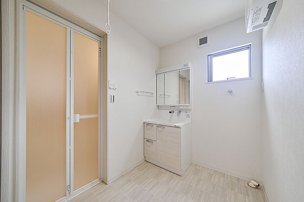 【洗面脱衣室】洗面脱衣室はホスクリーン完備で雨の日はもちろん、花粉の季節も安心して洗濯ができます...♪