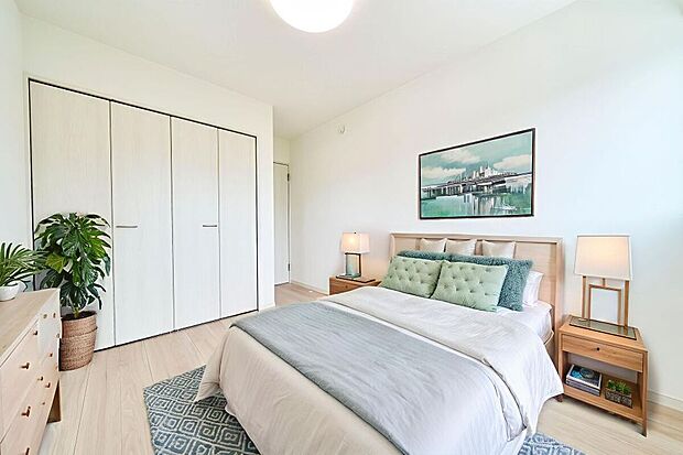 【寝室】【施工例】クローゼット付きの主寝室は、収納力と快適さを兼ね備えたプライベート空間。衣類や小物をまとめて片づけられるので、お部屋を広々と使えます◎※家具の配置はイメージです。