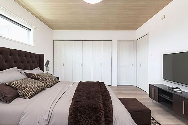 【寝室】【施工例】寝室には大容量のウォークインクローゼット完備!豊富な収納スペースで、衣類や個人のアイテムを整理整頓することができます。スッキリした寝室は癒しの空間を提供します。※家具等の配置はイメージです。