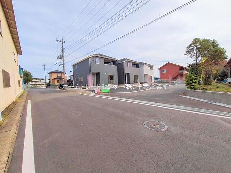 前面道路も広く陽当たり風通し抜群◎