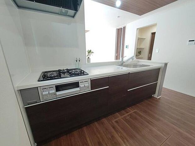 ≪Kitchen≫
リビングで遊んでいるお子様を見守りながら、時にはお喋りをしながら料理や後片付けができる人気の高いスタイルです♪