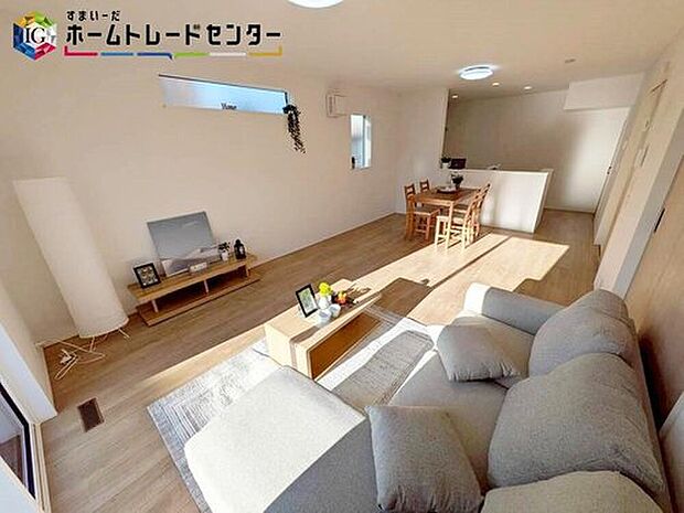≪Living room≫
自然光に包まれたリビング。あふれる陽光の輝き、子どもたちの笑顔も光り輝いて見える。