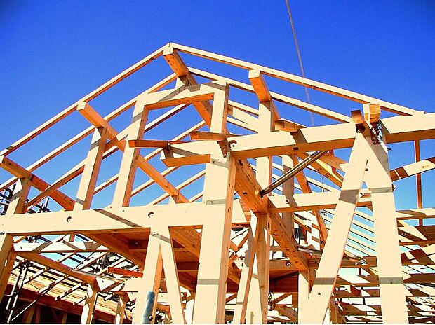 【日本の風土に調和する伝統的な「木造軸組工法」】
常に呼吸し、気候の変化に合わせて微妙に伸縮する木材こそが、高温多湿な日本の気候風土に最適と確信し、木の家つくりにこだわっています。