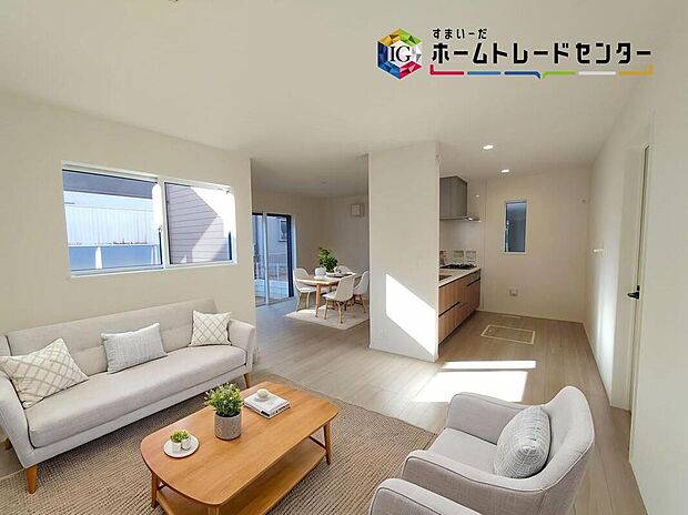 ≪Living room≫
広々とした開放感あふれるリビングです。ゆったり寛げる充分な広さがございますので、ご家族でインテリアのレイアウトを考えるのも楽しみになりそうです。
※家具はCGでございます。