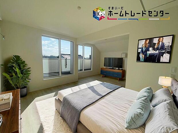 ≪Room≫
採光良好な明るい室内。木の温もりがやさしいフローリングは安らぎをもたらすプライベート空間。        
※家具はCGでございます。