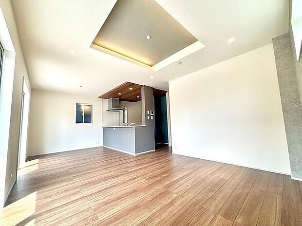 広々とした開放感あふれるリビングです。ゆったり寛げる充分な広さがございますので、ご家族でインテリアのレイアウトを考えるのも楽しみになりそうです。