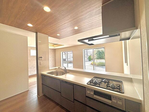 明るく開放感のあるリビング。対面式キッチンは、いつでもご家族を感じられる空間作りの重要ポイントになりそうです。