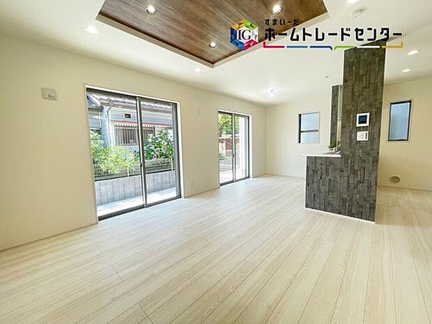 ≪Living room≫
大きな窓のあるリビングは、陽光あふれる明るい空間です。居心地良く、ご家族皆がゆったり寛げる憩いの空間となりそうです