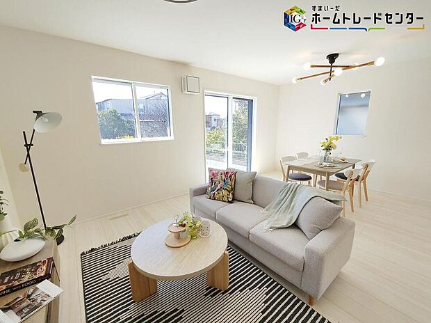 ≪Living room≫
家族とのつながりを意識した見通しのいいリビングは会話が弾んでみんなを笑顔にします。