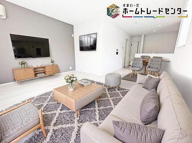 ≪Living room≫
ママの目線でデザインされた住まいは、水回りの導線や豊富な収納など魅力がたくさん。住み心地の良さをぜひご体感下さい!
※家具はCGでございます。