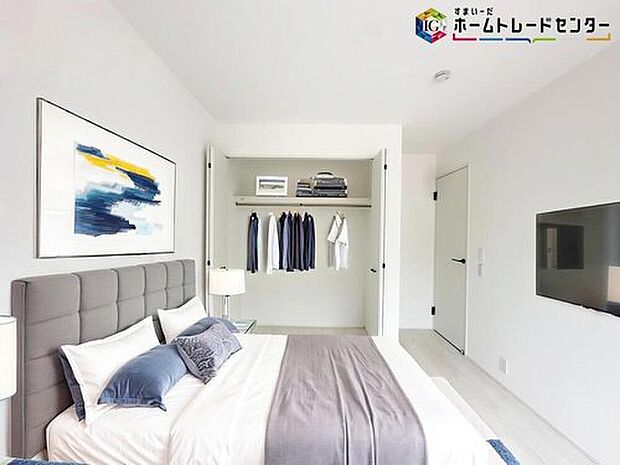 ≪Room≫
採光良好な明るい室内。木の温もりがやさしいフローリングは安らぎをもたらすプライベート空間。
※家具はCGでございます。