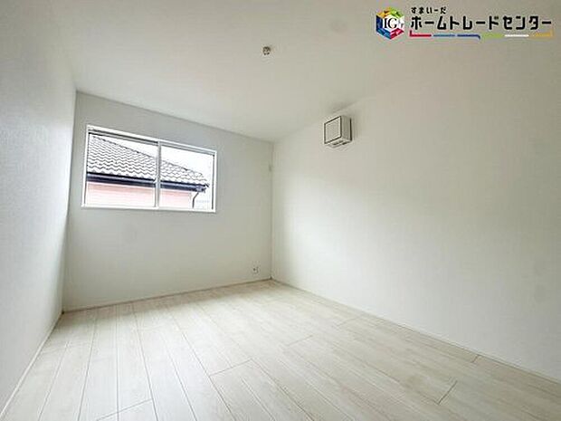 ≪Room≫
明るめのフローリングですので、壁紙ともマッチし、お部屋を更に広く見せてくれる効果も。