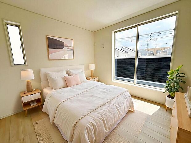 ≪Room≫
採光良好な明るい室内。木の温もりがやさしいフローリングは安らぎをもたらすプライベート空間。
※家具はCGでございます。