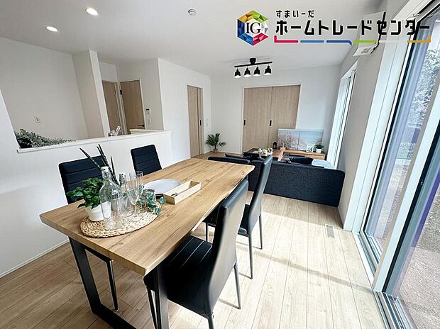 ≪Living room≫
広々とした開放感あふれるリビングです。ゆったり寛げる充分な広さがございますので、ご家族でインテリアのレイアウトを考えるのも楽しみになりそうです。