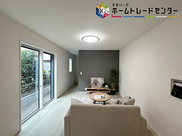 ≪Living room≫
自然光に包まれたリビング。あふれる陽光の輝き、子どもたちの笑顔も光り輝いて見える。