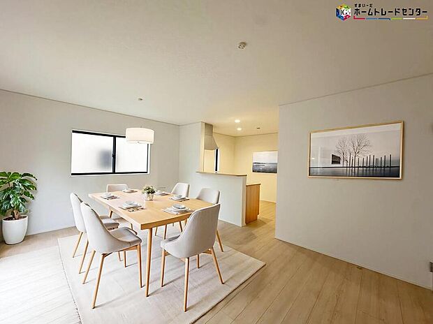≪Living room≫
ママの目線でデザインされた住まいは、水回りの導線や豊富な収納など魅力がたくさん。住み心地の良さをぜひご体感下さい！     
※家具はCGでございます。