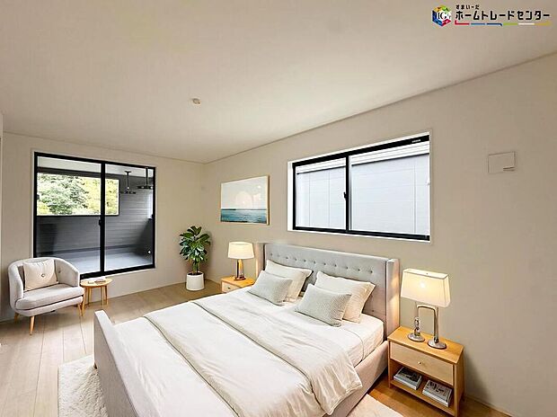 ≪Room≫
採光良好な明るい室内。木の温もりがやさしいフローリングは安らぎをもたらすプライベート空間。        
※家具はCGでございます。