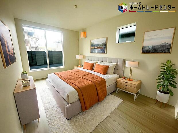 ≪Room≫
採光良好な明るい室内。木の温もりがやさしいフローリングは安らぎをもたらすプライベート空間。
※家具はCGでございます。
