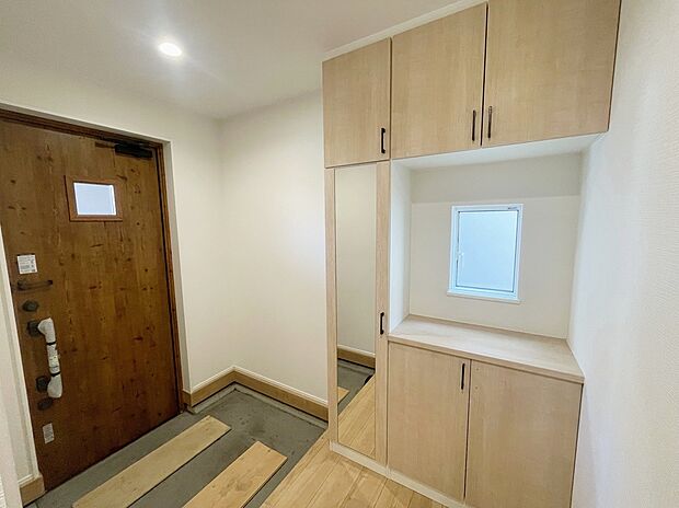 【玄関】コの字型の玄関収納を採用。多くの靴を収納できる上、飾り棚を利用して、お越しいただくお客様をおもてなしできます。