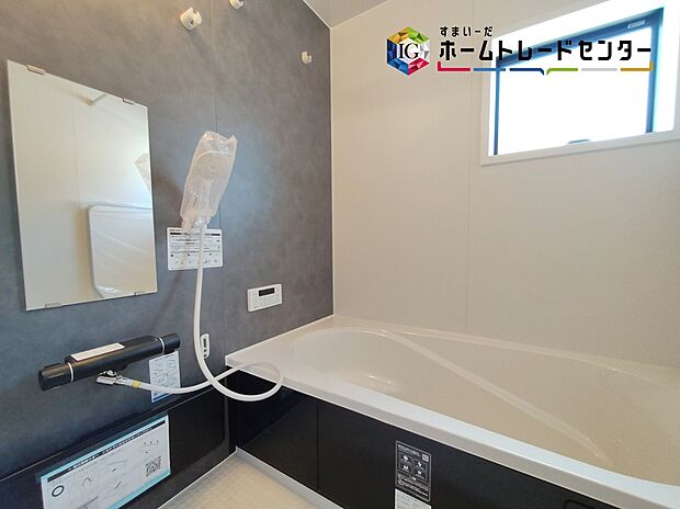 【浴室】≪Bathroom≫
窓付きのバスルームは、採光もあり明るく気持ちの良い空間です。窓があることで、換気環境も良好。掃除もスムーズに出来ます。