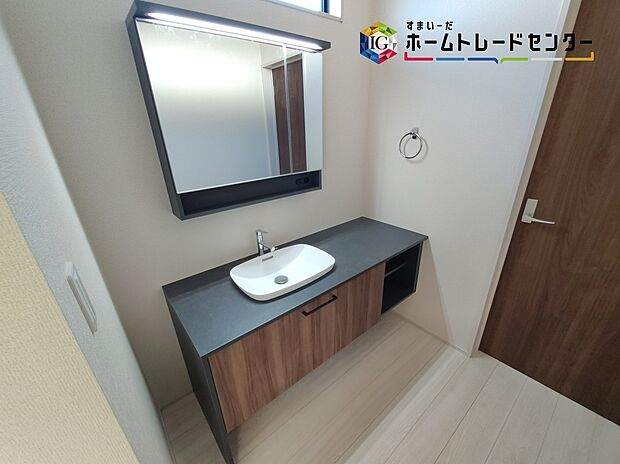 【洗面台】明るく清潔感溢れるサニタリースペース。毎日使う場所だからこそ、快適な空間となっております。