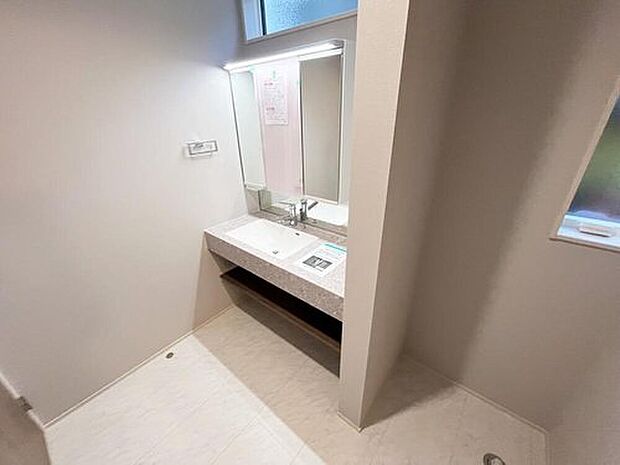 【≪Powder room≫】散らかりがちな洗面所も三面鏡うしろの収納でスッキリ!