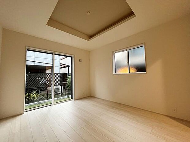 【≪Room≫】採光良好な明るい室内。木の温もりがやさしいフローリングは安らぎをもたらすプライベート空間。