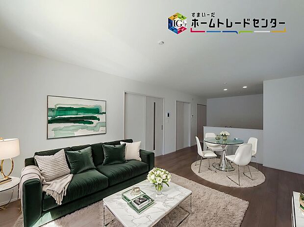 【リビング】≪Living room≫
広々とした開放感あふれるリビングです。ゆったり寛げる充分な広さがございますので、ご家族でインテリアのレイアウトを考えるのも楽しみになりそうです。
※家具はCGでございます。