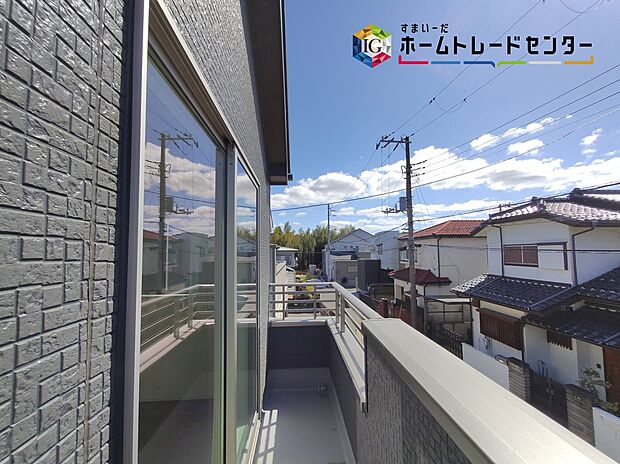 【バルコニー】≪balcony≫
南側に設置されたバルコニー。心地よい春の陽射しや暖かな風を楽しむことが出来る。晴れた日にはたっぷりの洗濯物や布団を干せます!