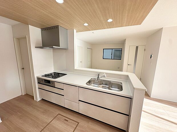 【キッチン】≪Kitchen≫
リビングで遊んでいるお子様を見守りながら、時にはお喋りをしながら料理や後片付けができる人気の高いスタイルです♪