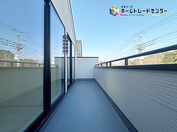 【バルコニー】≪balcony≫
晴れた日にはたっぷりのお洗濯ものを干すことができるバルコニー。