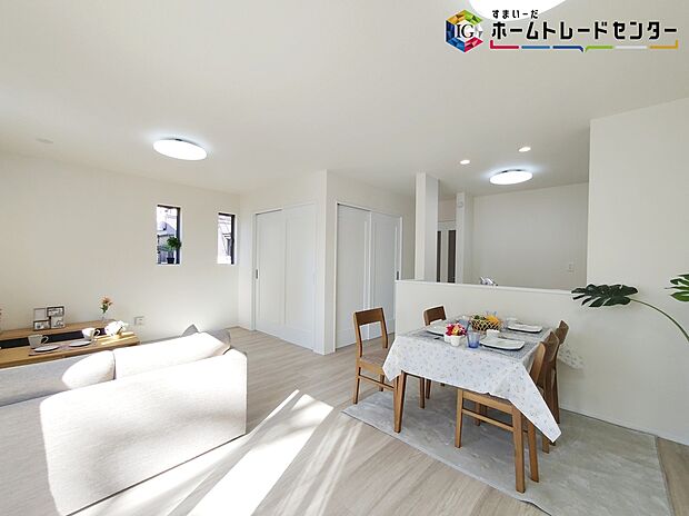 【LDK】≪Living room≫
お陽さまの光をさわやかな風をたっぷりとりこめます。室内はいつも明るい印象なので気持ちの良い朝を迎えられます。毎日の生活も明るくなりそう。