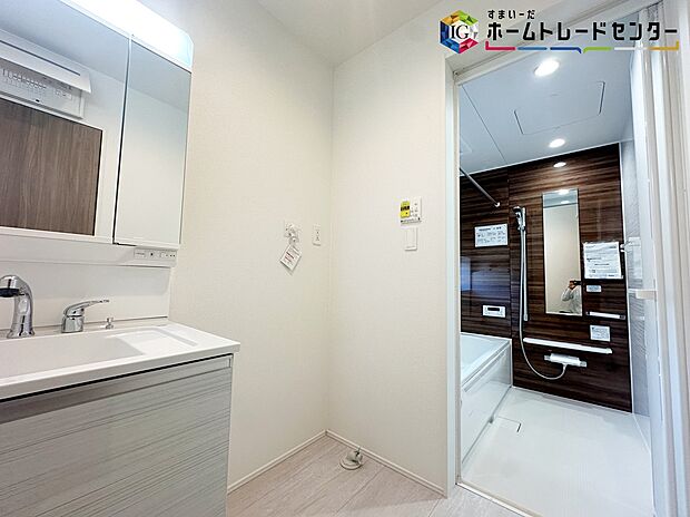 【洗面所】≪Powder room≫
サニタリースペースには窓が備えられております。毎朝の身支度も、陽の光差し込む明るい空間で、快適にお使い頂けそうです。