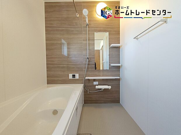 【浴室】≪Bathroom≫
窓付きのバスルームは、採光もあり明るく気持ちの良い空間です。窓があることで、換気環境も良好。掃除もスムーズに出来ます。
