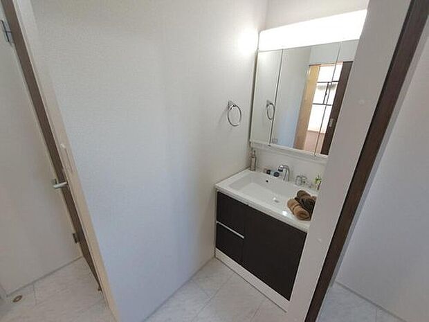 【≪Powder room≫】散らかりがちな洗面所も三面鏡うしろの収納でスッキリ！