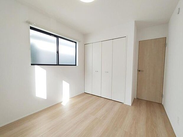 【≪Room≫】採光良好な明るい室内。木の温もりがやさしいフローリングは安らぎをもたらすプライベート空間。